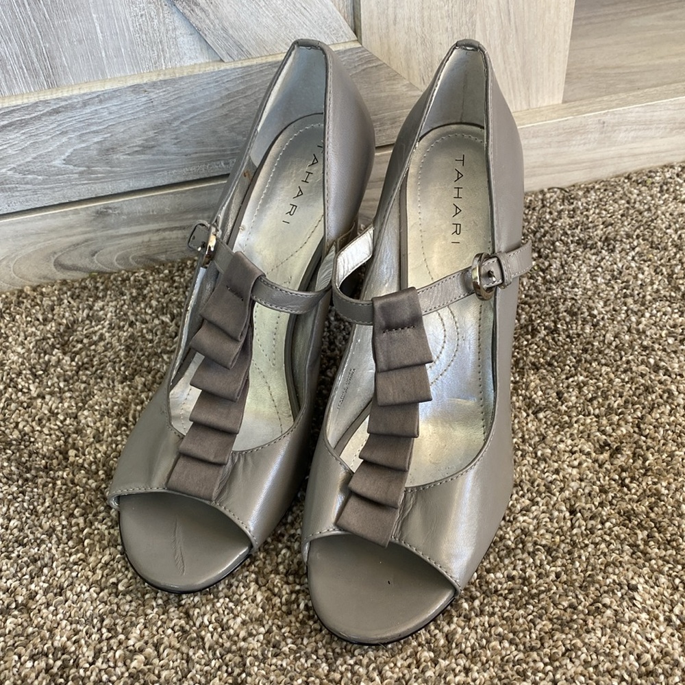 TAHARI Mary grey leather peep toe mary jane heels 7